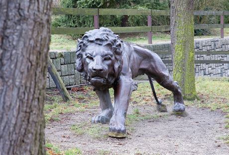 Bronzový lev zdobí parík ped jedním z penzion u Máchova jezera.