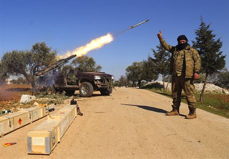 Rebelové pi ostelování pozic syrské armády v provincii Idlíb. (9. února 2020)