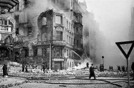 Praha krátce po leteckém útoku amerických vzduných sil. (14. února 1945)
