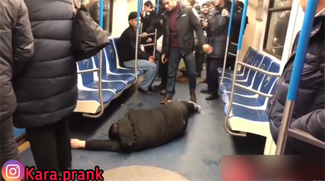 Mladíci v moskevském metru pedstírali nákazu koronavirem a vydsili tak...