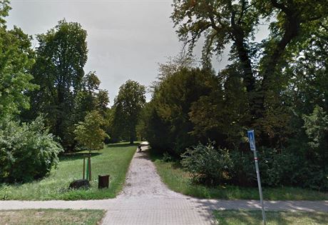 Zelenou plochu poblí zámeckého parku v Lednici, kterou s oblibou vyuívají...