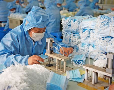 Továrna na výrobu respiraních rouek ve mst Nan-tchung v ínské provincii...