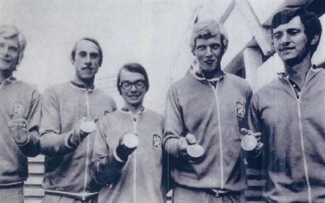 Karel Neffe (druhý zprava) ukazuje jednu ze svých medailí.