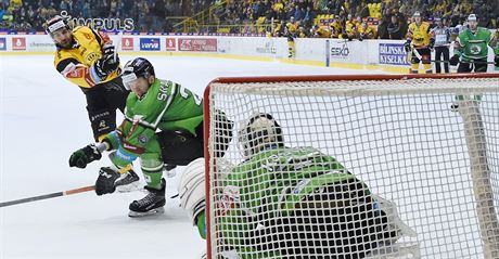 Ilustraní foto z duelu hokejist Mladé Boleslavi (zelená)