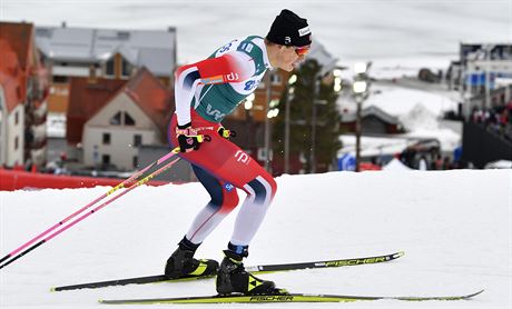 Norský bec na lyích Johannes Hösflot Klaebo ve sprintu v Aare.