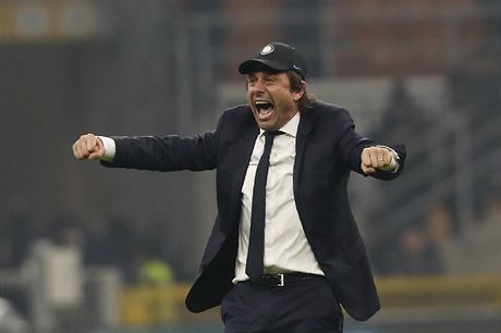 Antonio Conte, kou fotbalist Interu, oslavuje vtzstv v derby s AC Miln.