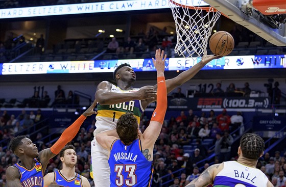 Zion Williamson z New Orleans zakonuje v utkání proti Oklahoma City.