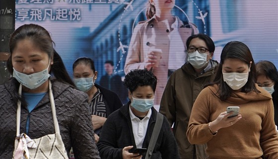 Lidé se v Hongkongu chrání roukami. (11. února 2020)