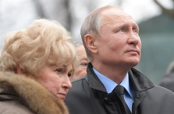Ruský prezident Vladimir Putin položil v Petrohradu květiny k památníku svého...