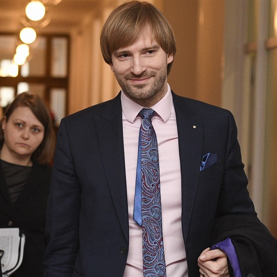 Ministr zdravotnictví Adam Vojtěch (za ANO) přichází na schůzi vlády. (17....