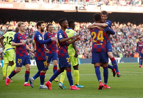 Fotbalisté Barcelony slaví vstřelený gól v utkání proti Getafe.