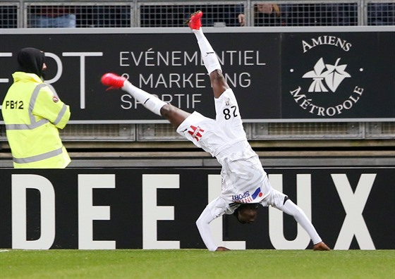 Fousseni Diabate (vpravo) z Amiens slaví gól proti PSG.