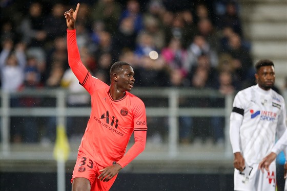 Nianzou Kouassi z PSG se raduje ze vstelené branky proti Amiens.