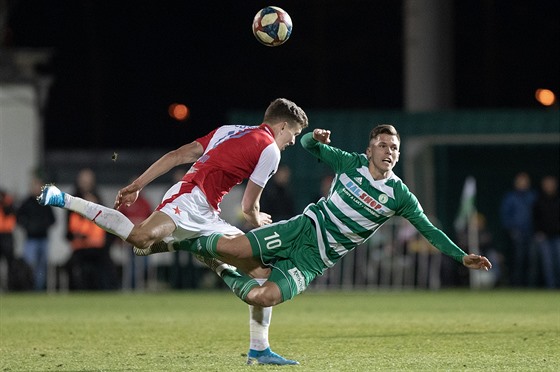 Jakub Neas (vpravo) z Bohemians padá k zemi po stetu s Lukáem Provodem ze...