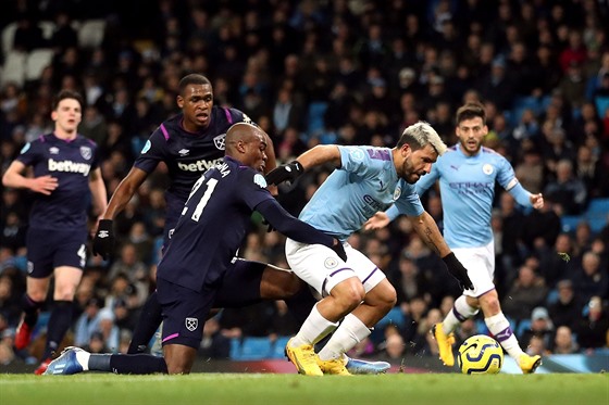 Angelo Ogbonna z West Hamu drí Sergia Aguera z Manchesteru City.