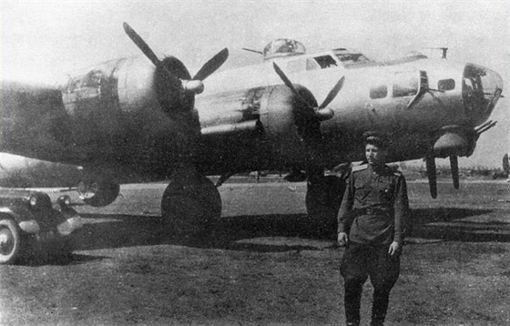 Bombardér B-17 bhem sluby u sovtského letectva