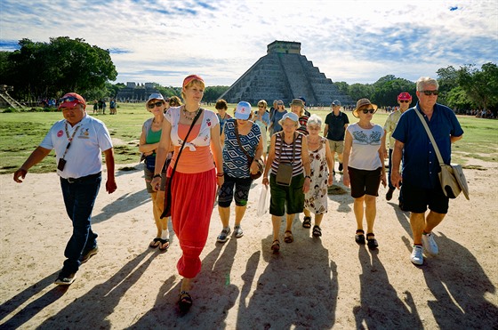 Se Saou v ele. Senioi následují prvodkyni v Chichén Itzá.