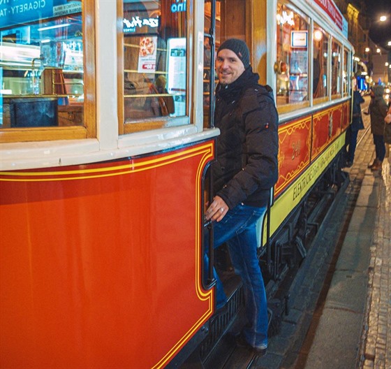 Primátor Zdenk Hib pózuje u tramvaje.