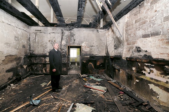 �editel M�stské správy sociálních slu�eb Vejprty Viktor Kolá�ek ve spole�enské místnosti domu pro zdravotn� posti�ené