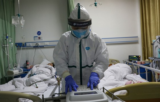 Lékař v karanténním oddělení nemocnice v čínském Wu-chanu, odkud se rozšířil...