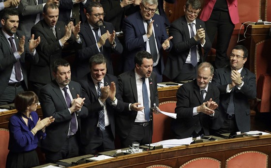 Senátoi tleskají bývalému ministrovi vnitra Matteu Salvinimu po jeho ei,...