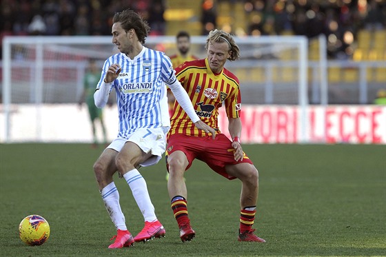 Český fotbalista Antonín Barák (vpravo) v akci během utkání mezi Lecce a Spalem.