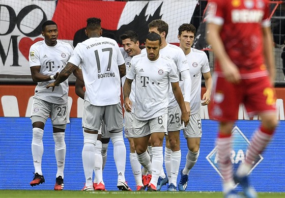 Fotbalisté Bayernu Mnichov slaví vstřelený gól na hřišti Kolína nad Rýnem.