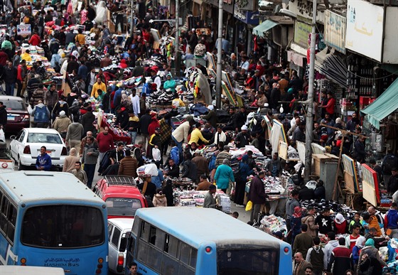 Trnice v centru Káhiry. Egyptská populace nyní dosáhla 100 milion. (11. února...