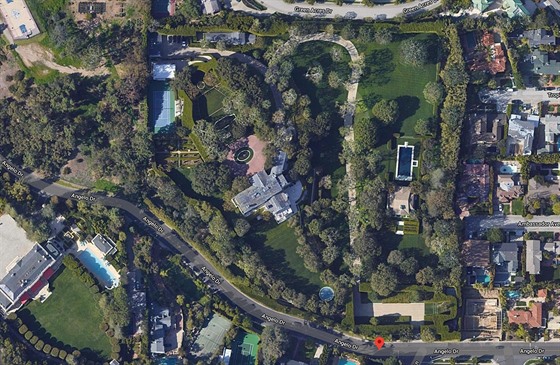 Vila po Jacku Warnerovi na Angelo Drive v Beverly Hills
