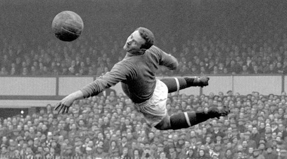 Harry Gregg, legendární brankář Manchesteru United. Při letecké havárii v roce...