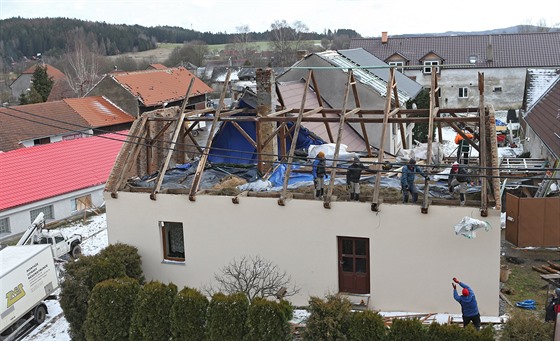 V obci se uklízí a na opravě střech dobrovolně pracují klempíři a pokrývači. 