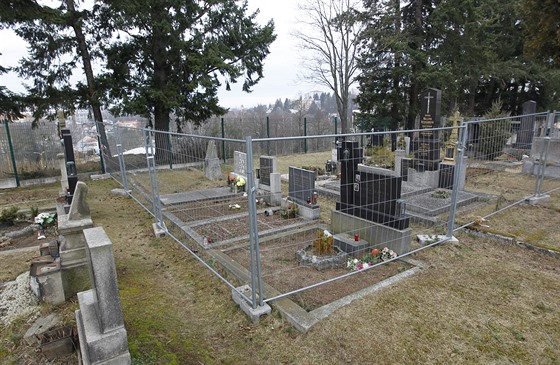 Kvůli sesuvu půdy v těsním sousedství hřbitova je už rok dvacítka hrobů za...