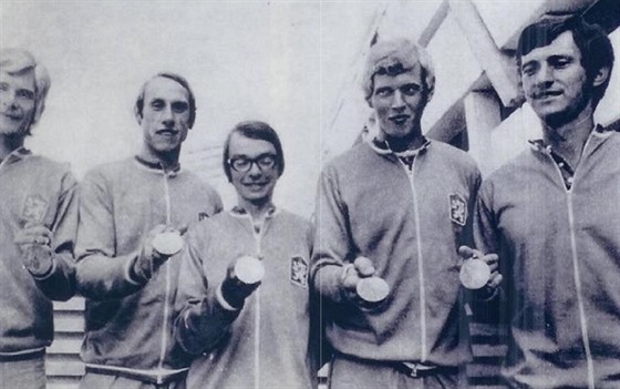 Karel Neffe (druhý zprava) ukazuje jednu ze svých medailí.