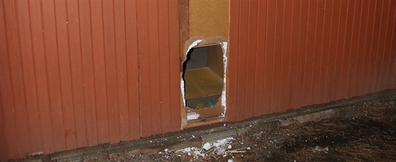Zlodji udlali do stny stánku malou díru, kterou se jeden z nich protáhl...