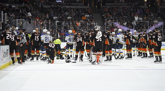 Hokejisté Anaheim Ducks a St. Louis Blues sledují, jestli je obránce Jay...