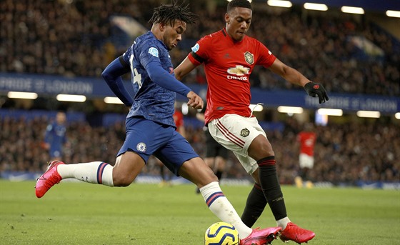 Reece James (vlevo) z Chelsea v souboji s  Anthonym Martialem z Manchesteru...