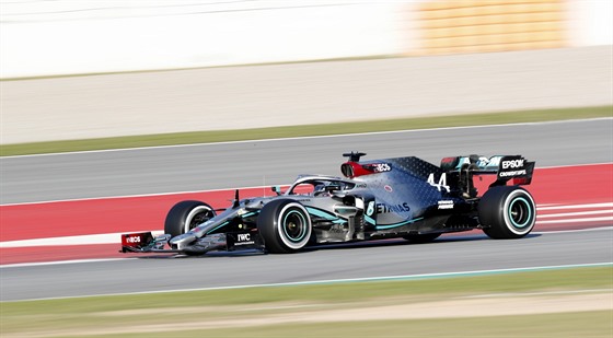 Lewis Hamilton pi prvních testech v Barcelon.