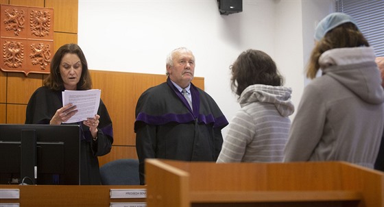 Trestní soudkyně Anna Sobotková čte rozsudek nad dvěma nezletilými dívkami,...