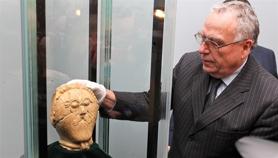Kurátor Pavel Sankot ukládá unikátní kamennou plastiku hlavy Kelta...