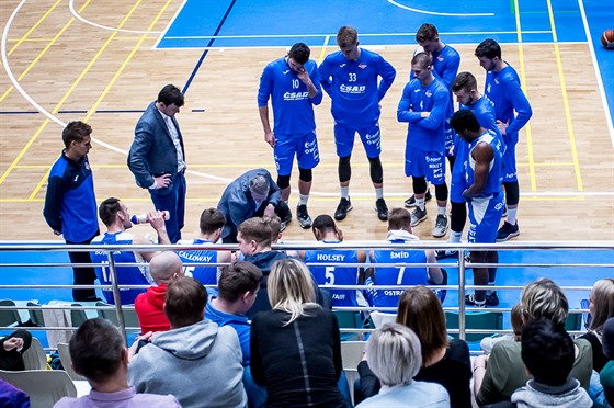 Ostravtí basketbalisté naslouchají trenérovi Peteru Bálintovi.