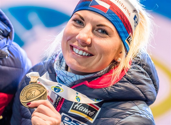 Lucie Charvátová s bronzem, který si vyjela ve sprintu na MS v Anterselv.