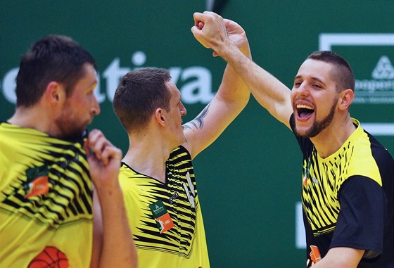 Ústetí basketbalisté Ljubomir ampara (vpravo) a Ladislav Pecka oslavují.