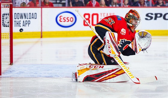 David Rittich z Calgary inkasuje v utkání s Chicagem.