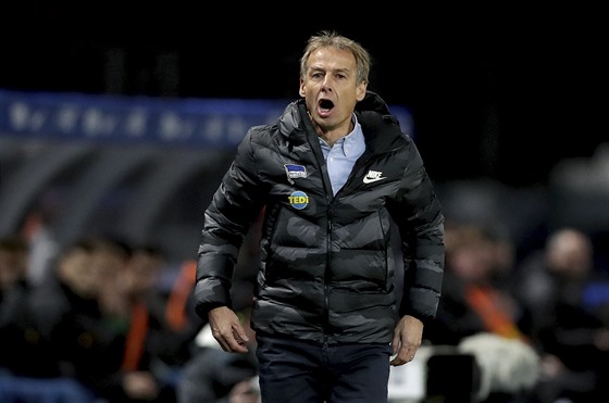 Německý trenér Jürgen Klinsmann ještě coby trenér berlínské Herthy. Na lavičce...