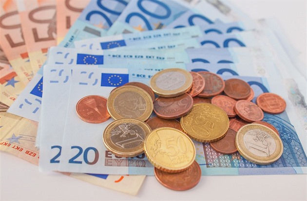 EU chystá každé zemi minimální mzdu. V Česku by stoupla o čtyři tisíce