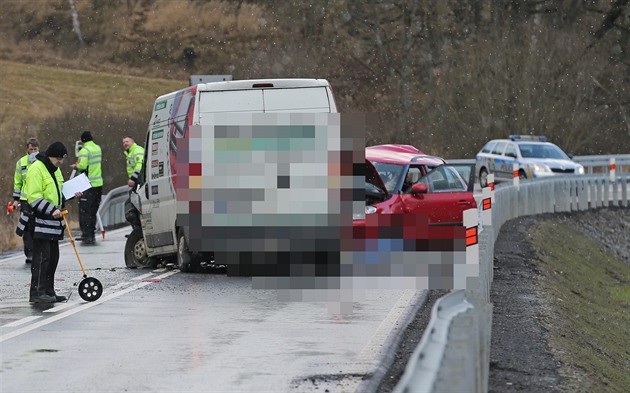 Řidič auta vyjel do protisměru, při čelním střetu s dodávkou zemřel