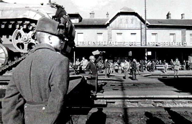 Sovtský voják obhlíí situaci pi odjezdu z Frentátu pod Radhotm 26. února...