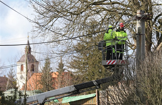 Energetici v pondlí dopoledne opravovali elektrické vedení v Novém Rychnov na...