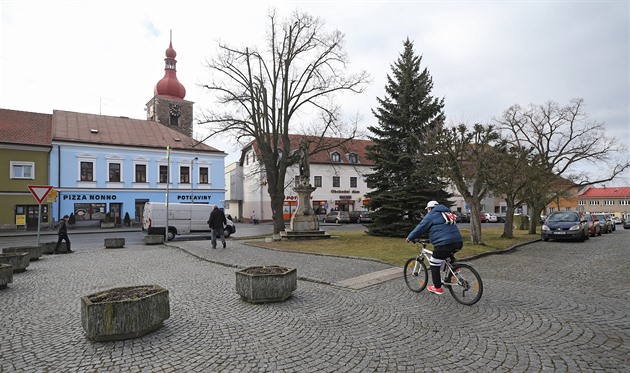 Z pta�í perspektivy p�ipomíná p�ibyslavské Bechy�ovo nám�stí p�lkruh, volnou...