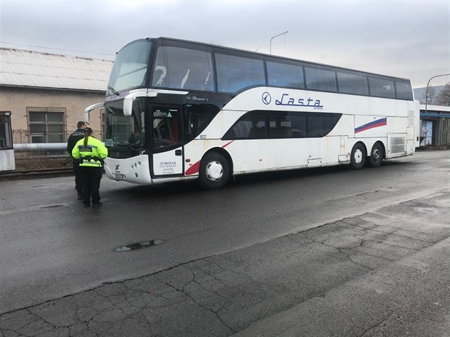 Zmocnnec majitele dálkového autobusu dnes na dvoe dopravního podniku v Ústí...